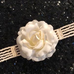 Pearl chocker with flower